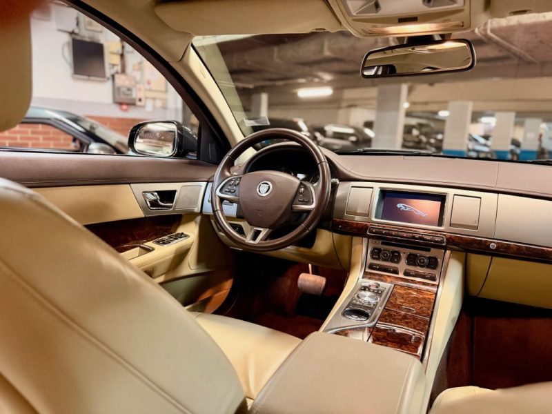 JAGUAR XF V6 3.0 D 240 CH Premium Luxury 1ERE Main