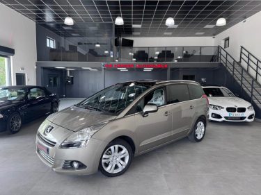 PEUGEOT 5008 1.6 HDI 112cv Pack PREMIUM / GPS / TOIT PANORAMIQUE / DISTRIBUTION EMBRAYAGE NEUF