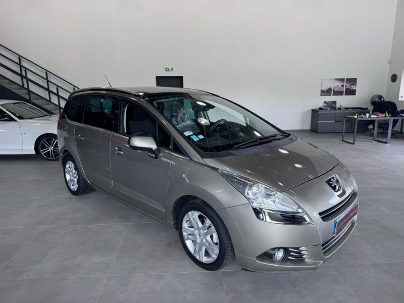 PEUGEOT 5008 1.6 HDI 112cv Pack PREMIUM / GPS / TOIT PANORAMIQUE / DISTRIBUTION EMBRAYAGE NEUF