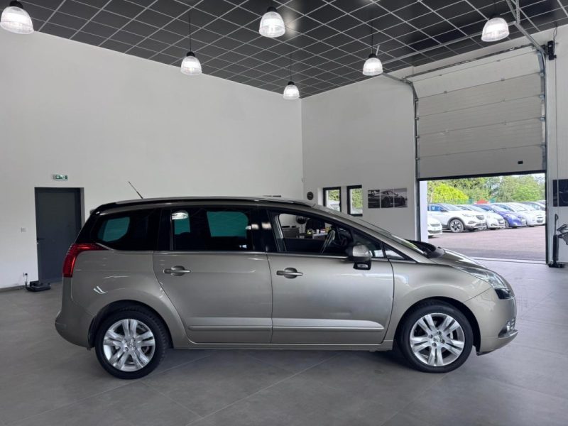 PEUGEOT 5008 1.6 HDI 112cv Pack PREMIUM / GPS / TOIT PANORAMIQUE / DISTRIBUTION EMBRAYAGE NEUF