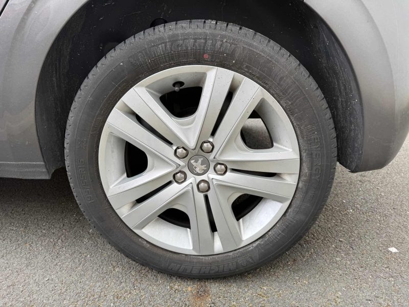 PEUGEOT 208 1.2 PURETECH 82CH SIGNATURE