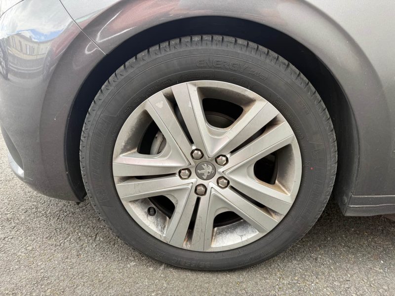 PEUGEOT 208 1.2 PURETECH 82CH SIGNATURE