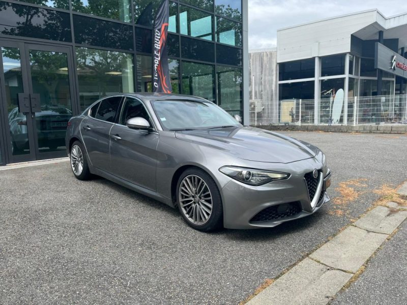 ALFA ROMEO Giulia Super 2.2 JTDM 180 ch AT8 Boîte Auto / Pack Cuir & Bois / Caméra de Recul 