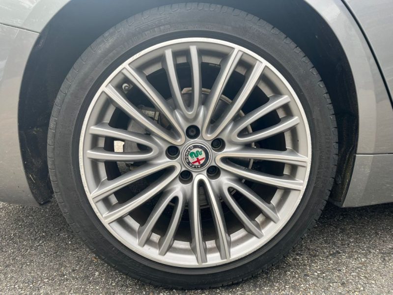 ALFA ROMEO Giulia Super 2.2 JTDM 180 ch AT8 Boîte Auto / Pack Cuir & Bois / Caméra de Recul 