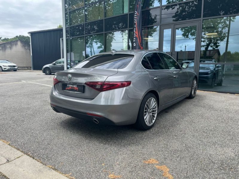 ALFA ROMEO Giulia Super 2.2 JTDM 180 ch AT8 Boîte Auto / Pack Cuir & Bois / Caméra de Recul 