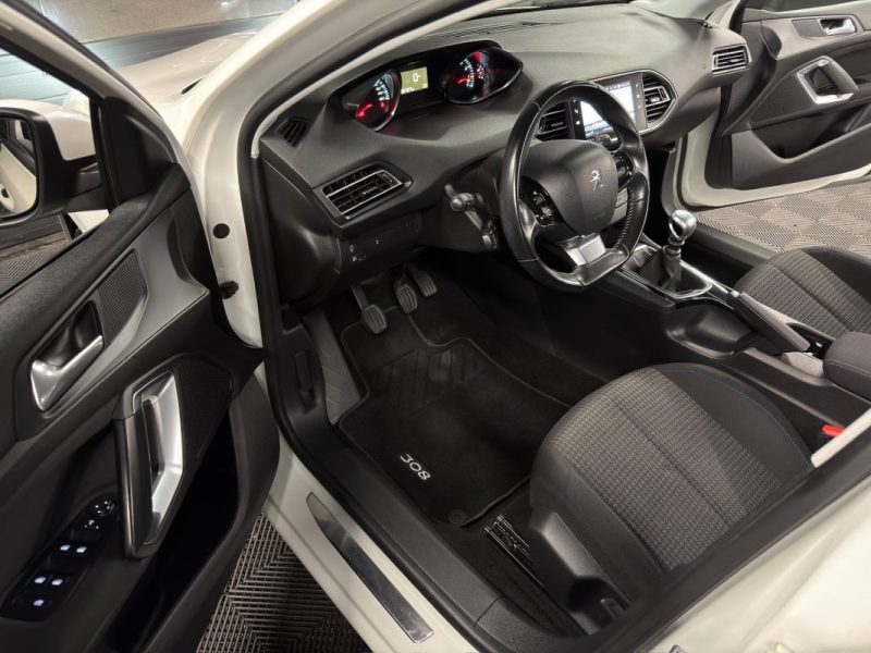 PEUGEOT 308 II PHASE 2 STYLE 1.2 TURBO 110 Cv ECRAN TACTILE / CRIT AIR 1 - GARANTIE 1 AN