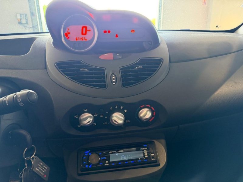 RENAULT TWINGO II 1.2 75 LIFE / DISTRIBUTION 2026  