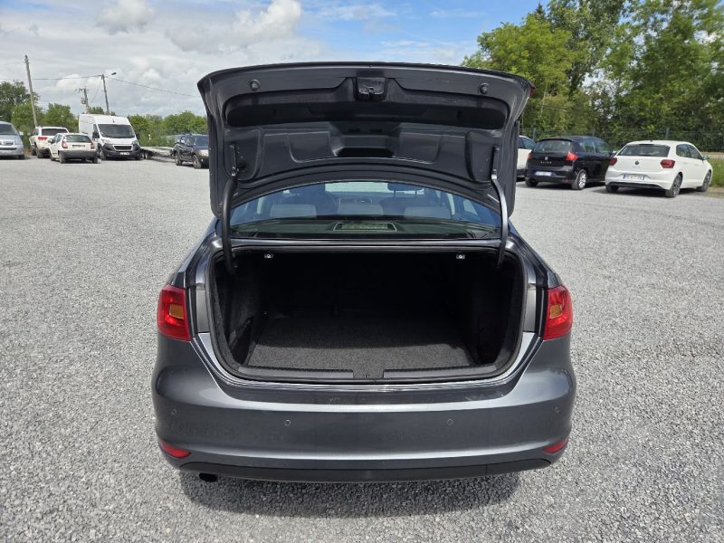 VOLKSWAGEN JETTA III 1.6 TDI 105CH CONFORTLINE 2011