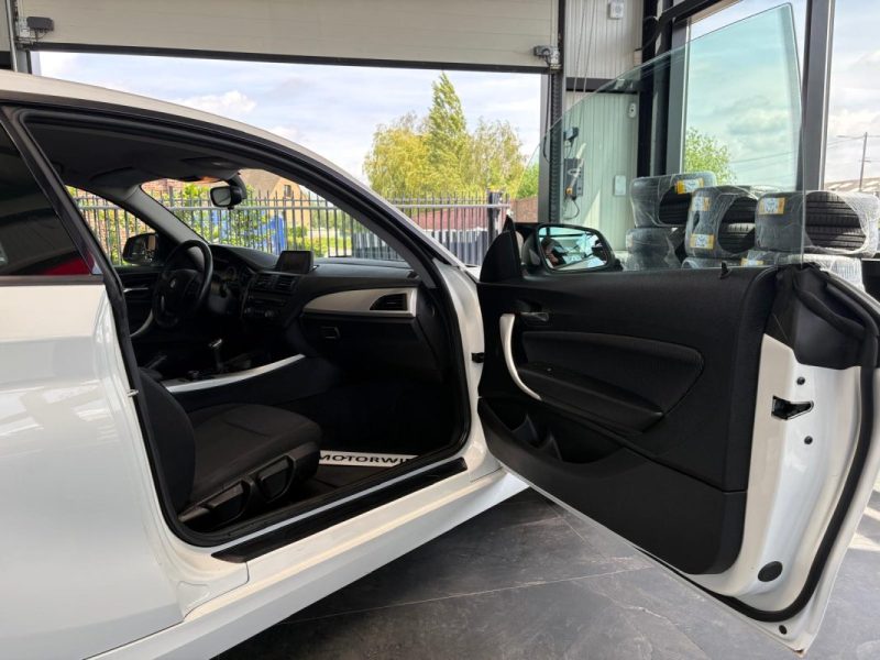 🚗 BMW SÉRIE 1 114i 102ch ⚙️ LOUNGE 3P 📱 Bluetooth 📡 Radar de recul ❄️ Climatisation