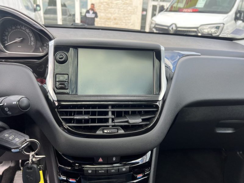 PEUGEOT 208 I (CA_, CC_) 1.2 VTI 82 2015