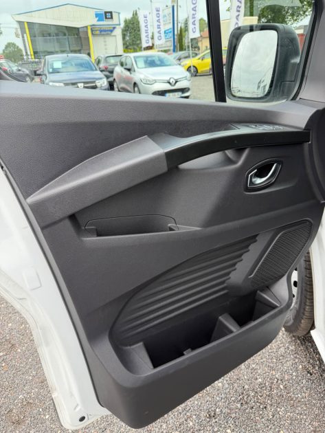 RENAULT TRAFIC 2.0 BLUE DCI 130 CONFORT L1H1 FGN TVA OUI