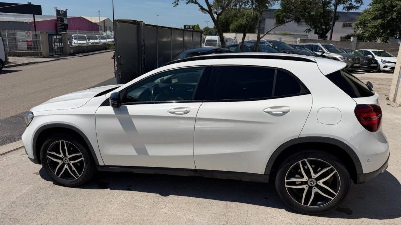 MERCEDES GLA 180 122ch STARLIGHT EDITION 2019