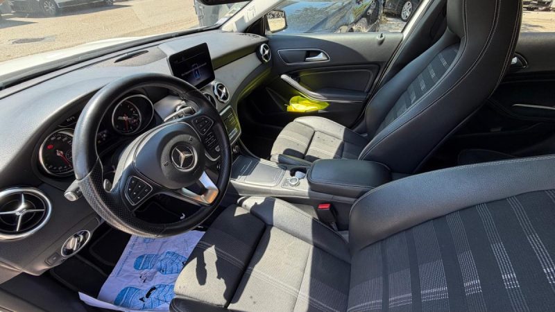 MERCEDES GLA 180 122ch STARLIGHT EDITION 2019