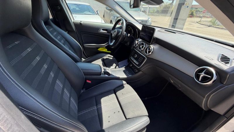 MERCEDES GLA 180 122ch STARLIGHT EDITION 2019