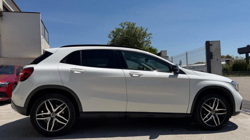 MERCEDES GLA 180 122ch STARLIGHT EDITION 2019