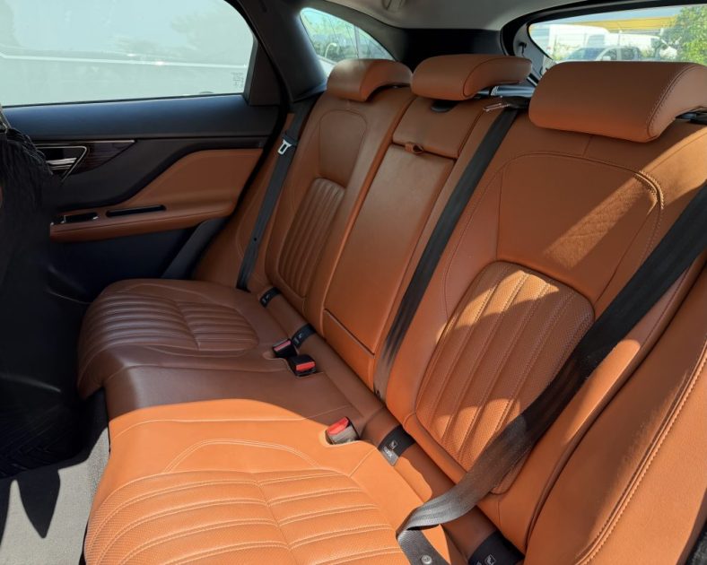JAGUAR F-PACE V6 3.0 300ch BVA8 PORTFOLIO - TOIT OUVRANT - AFFICHAGE TETE HAUTE - SUIVI COMPLET