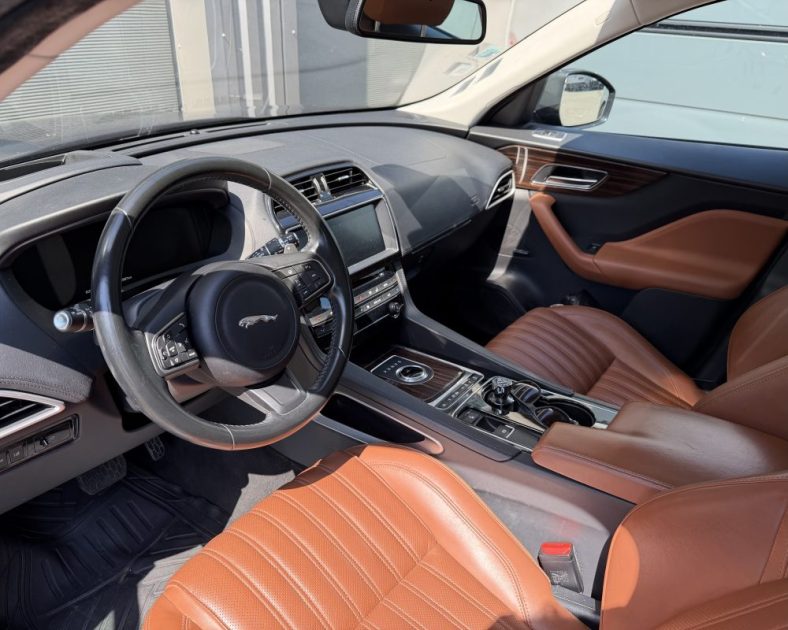 JAGUAR F-PACE V6 3.0 300ch BVA8 PORTFOLIO - TOIT OUVRANT - AFFICHAGE TETE HAUTE - SUIVI COMPLET