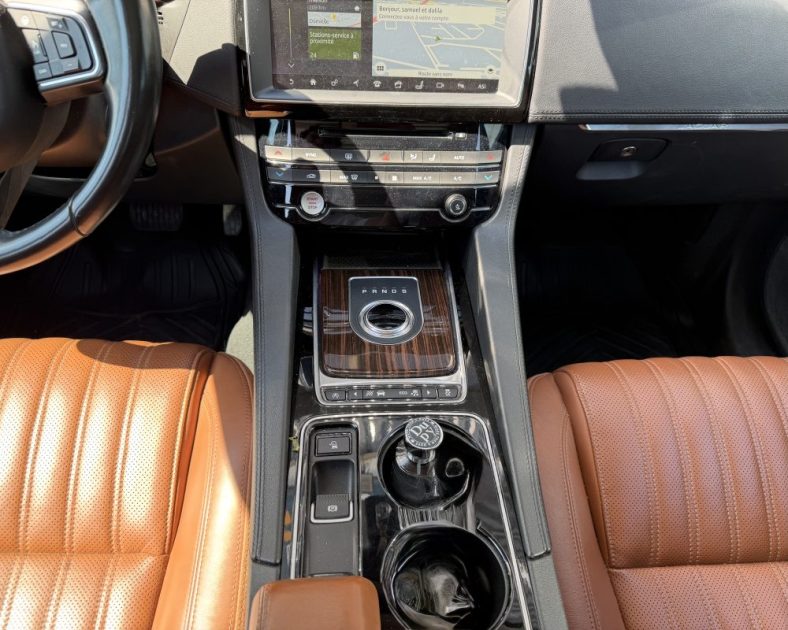 JAGUAR F-PACE V6 3.0 300ch BVA8 PORTFOLIO - TOIT OUVRANT - AFFICHAGE TETE HAUTE - SUIVI COMPLET
