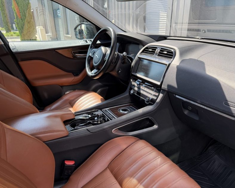 JAGUAR F-PACE V6 3.0 300ch BVA8 PORTFOLIO - TOIT OUVRANT - AFFICHAGE TETE HAUTE - SUIVI COMPLET