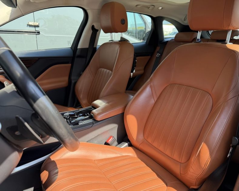 JAGUAR F-PACE V6 3.0 300ch BVA8 PORTFOLIO - TOIT OUVRANT - AFFICHAGE TETE HAUTE - SUIVI COMPLET
