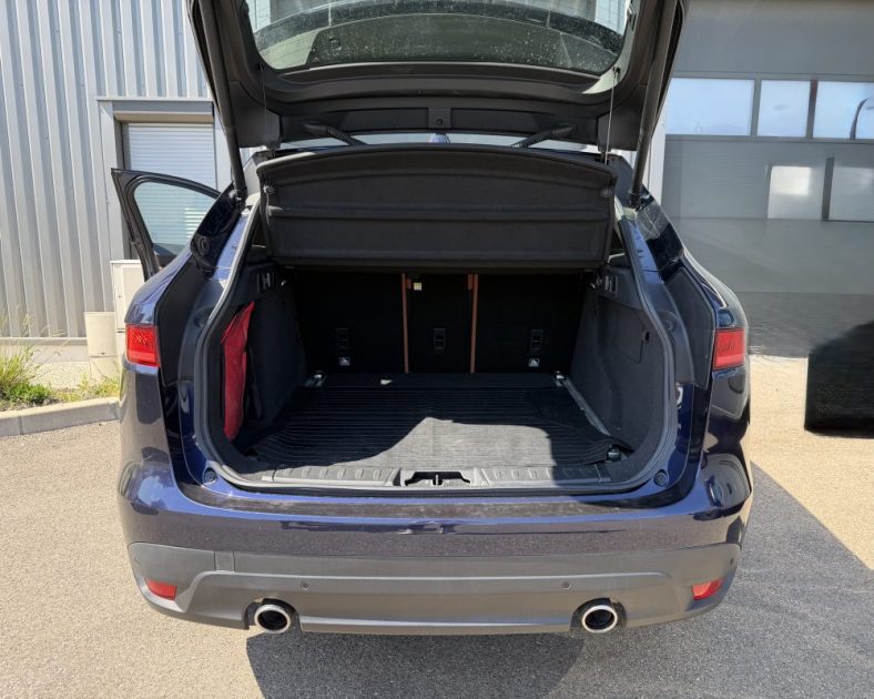 JAGUAR F-PACE V6 3.0 300ch BVA8 PORTFOLIO - TOIT OUVRANT - AFFICHAGE TETE HAUTE - SUIVI COMPLET