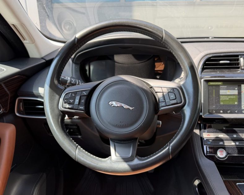 JAGUAR F-PACE V6 3.0 300ch BVA8 PORTFOLIO - TOIT OUVRANT - AFFICHAGE TETE HAUTE - SUIVI COMPLET