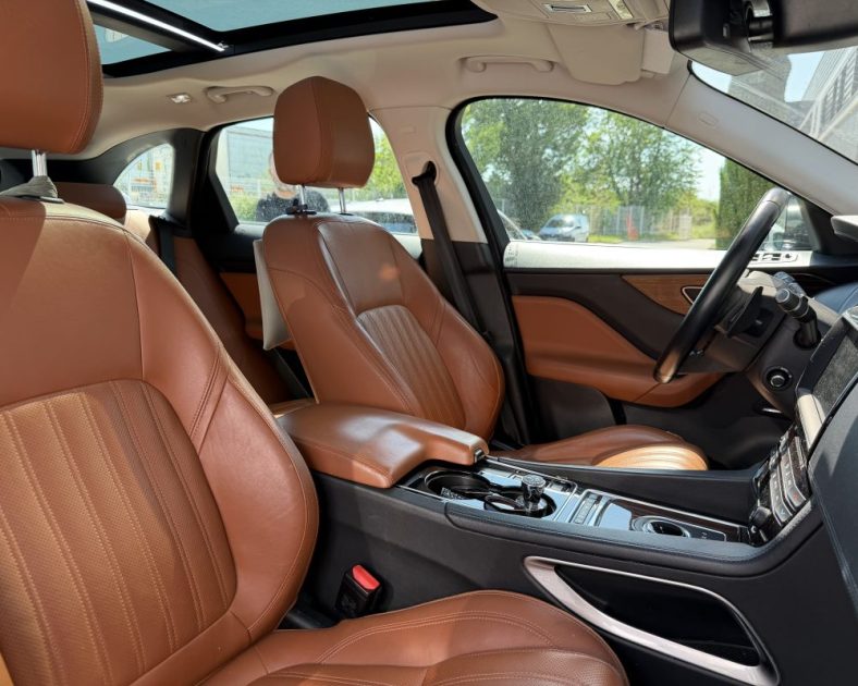 JAGUAR F-PACE V6 3.0 300ch BVA8 PORTFOLIO - TOIT OUVRANT - AFFICHAGE TETE HAUTE - SUIVI COMPLET
