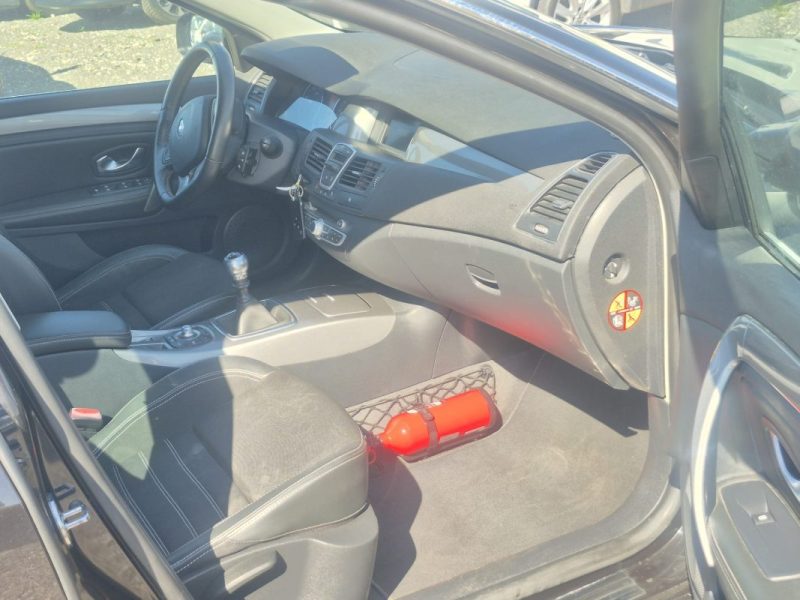 RENAULT Laguna III Phase 2 Estate GT 2.0 dCi 4 ROUES DIRECTRICES 16V FAP 4RD S&S 130 cv 2013