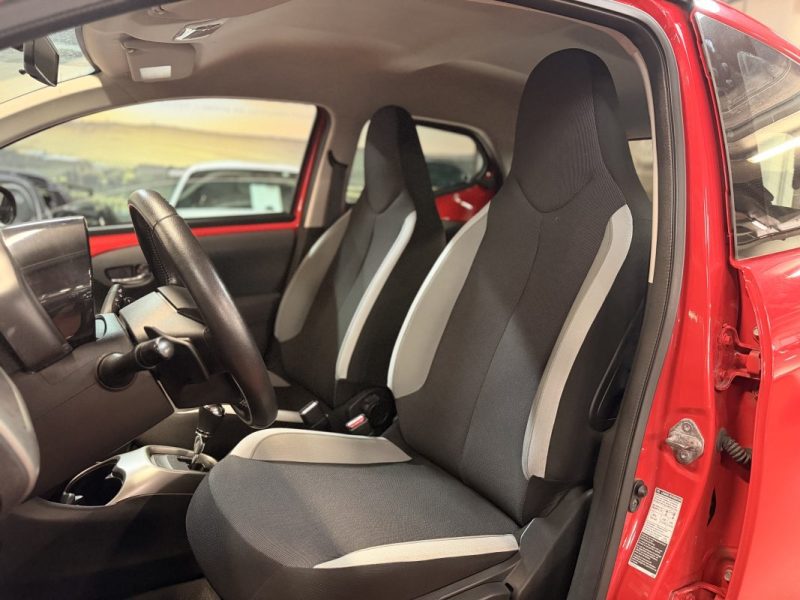 TOYOTA AYGO II 1.0 VVTI X-PLAY X-Shift PROFESSIONNEL UNIQUEMENT