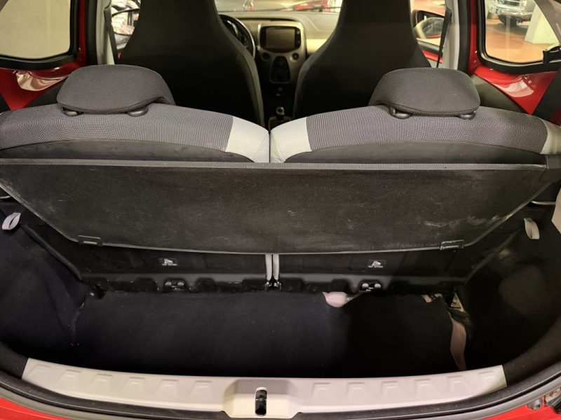 TOYOTA AYGO II 1.0 VVTI X-PLAY X-Shift PROFESSIONNEL UNIQUEMENT