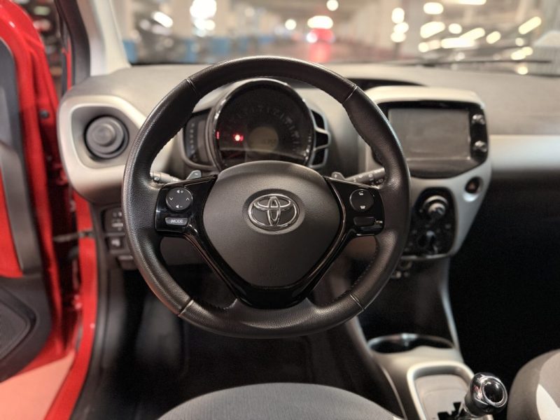 TOYOTA AYGO II 1.0 VVTI X-PLAY X-Shift PROFESSIONNEL UNIQUEMENT