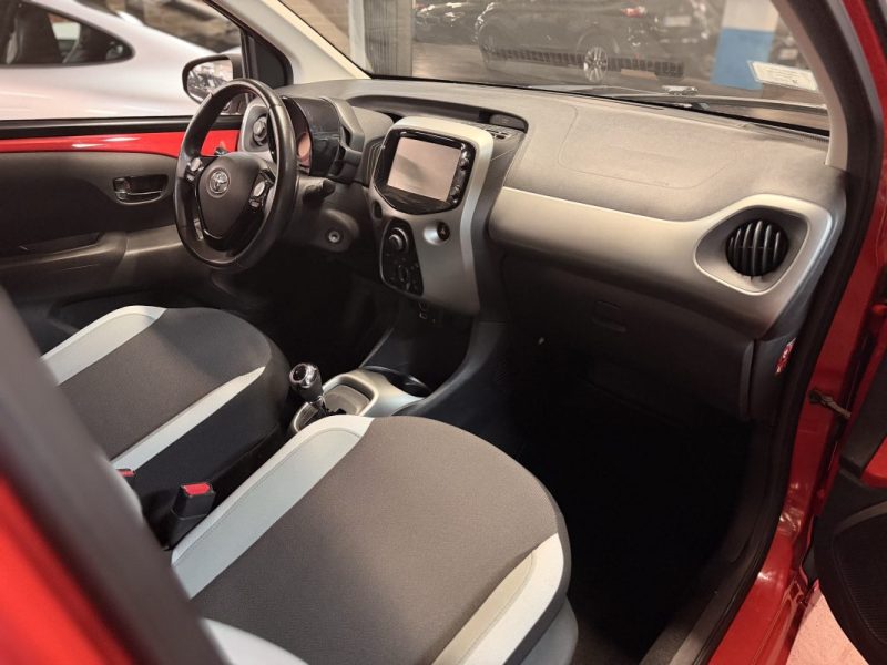 TOYOTA AYGO II 1.0 VVTI X-PLAY X-Shift PROFESSIONNEL UNIQUEMENT