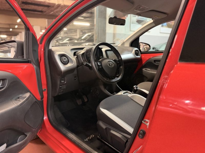 TOYOTA AYGO II 1.0 VVTI X-PLAY X-Shift PROFESSIONNEL UNIQUEMENT