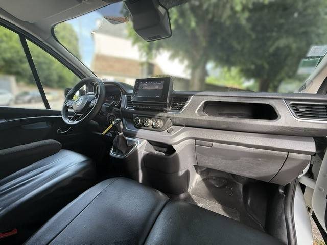 RENAULT TRAFIC III 2.0 DCI 150 BOITE AUTO / 1ERE MAIN  / GPS / CARPLAY / 17000 HT / ATTELAGE  2022