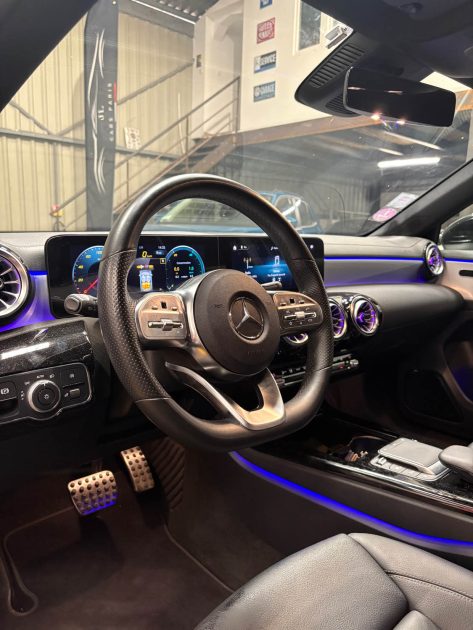 MAGNIFIQUE MERCEDES CLASSE A250e 218CH AMG LINE (APPLE CARPLAY, CAMÉRA DE RECUL, SIÈGES ÉLECTRIQUES)