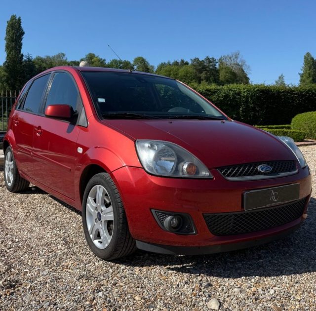 FORD FIESTA SENSO PLUS DURASHIFT 1.4 tdci 68ch RÉGULATEUR / CLIM / ATTELAGE