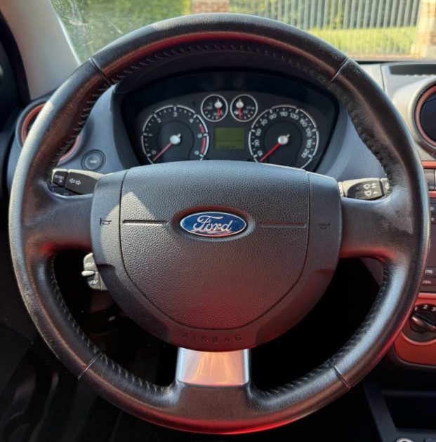 FORD FIESTA SENSO PLUS DURASHIFT 1.4 tdci 68ch RÉGULATEUR / CLIM / ATTELAGE