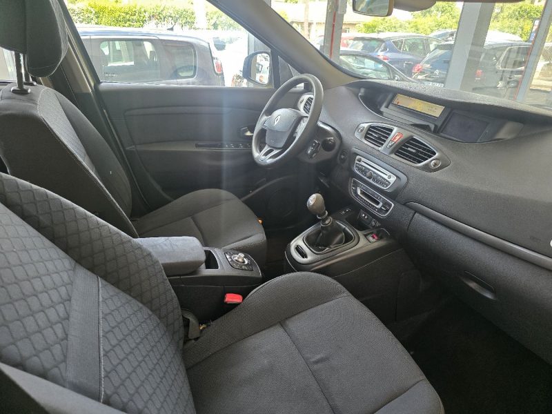 RENAULT SCENICIII GRAND 1.5 DCI 105 AUTHENTIQUE 7P ANNEE 2010 272000KM