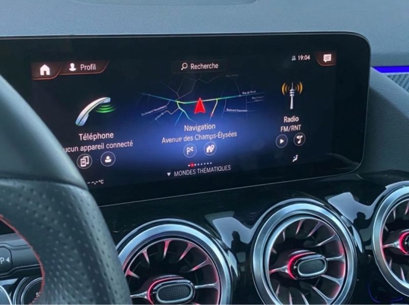 MERCEDES-BENZ GLA 220 AMG SPORTPAKET / PANORAMA 2023