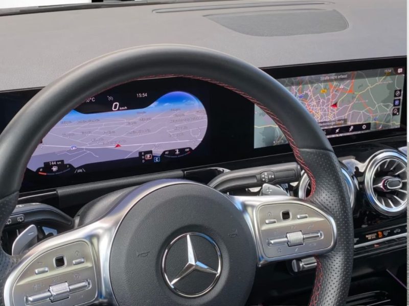 MERCEDES-BENZ GLA 220 AMG SPORTPAKET / PANORAMA 2023