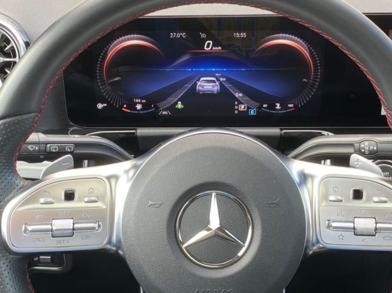 MERCEDES-BENZ GLA 220 AMG SPORTPAKET / PANORAMA 2023