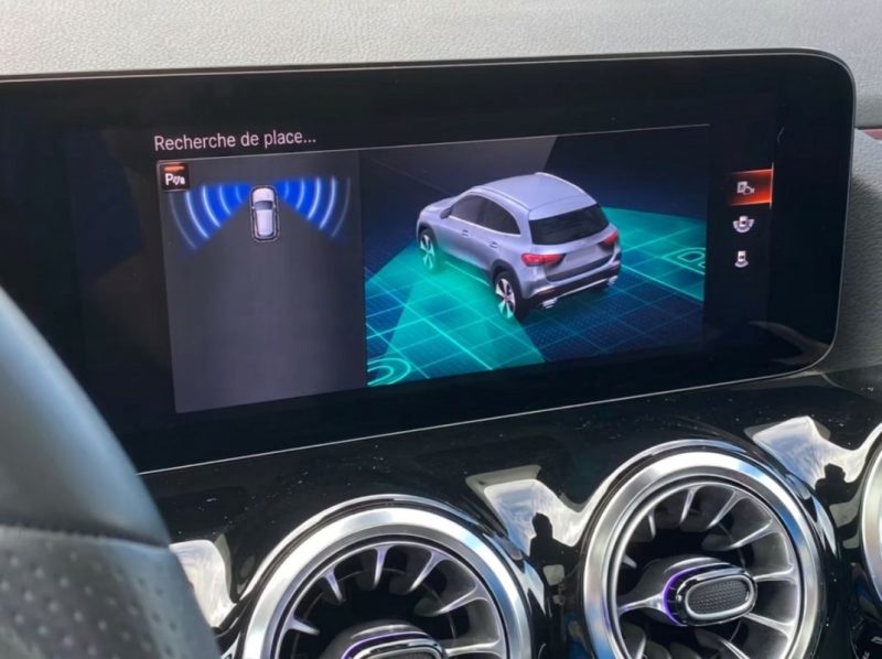 MERCEDES-BENZ GLA 220 AMG SPORTPAKET / PANORAMA 2023