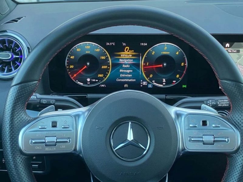 MERCEDES-BENZ GLA 220 AMG SPORTPAKET / PANORAMA 2023
