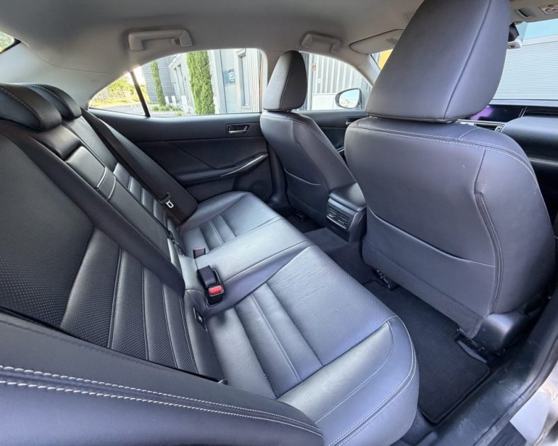 LEXUS IS 300h LUXE - Intérieur Cuir - Caméra - 2eme Main - ENTRETIEN COMPLET LEXUS
