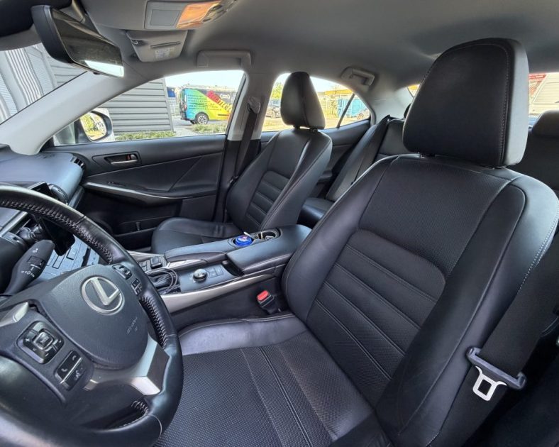 LEXUS IS 300h LUXE - Intérieur Cuir - Caméra - 2eme Main - ENTRETIEN COMPLET LEXUS