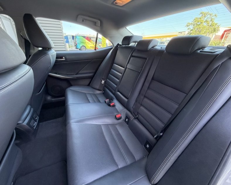 LEXUS IS 300h LUXE - Intérieur Cuir - Caméra - 2eme Main - ENTRETIEN COMPLET LEXUS