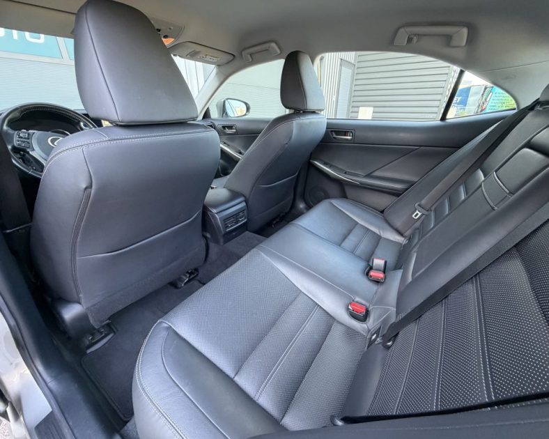 LEXUS IS 300h LUXE - Intérieur Cuir - Caméra - 2eme Main - ENTRETIEN COMPLET LEXUS