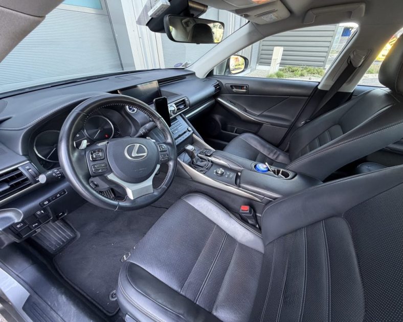 LEXUS IS 300h LUXE - Intérieur Cuir - Caméra - 2eme Main - ENTRETIEN COMPLET LEXUS