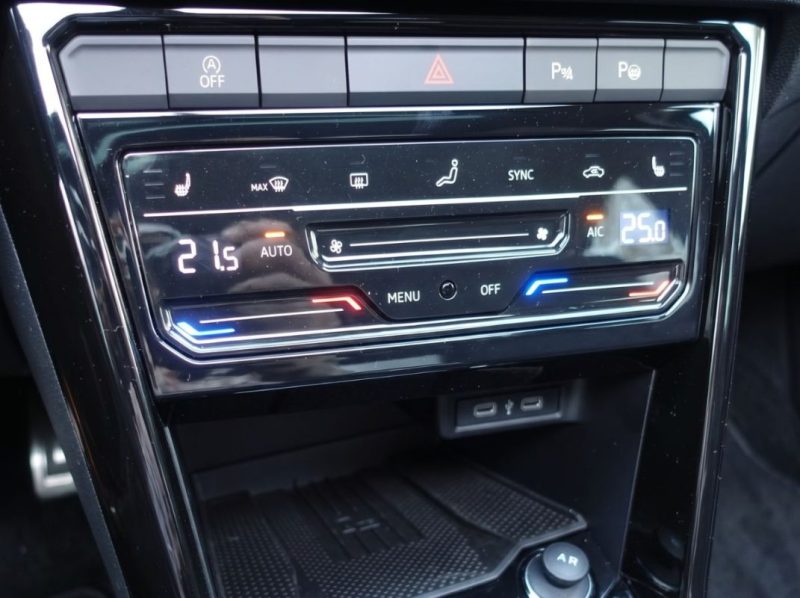 VOLKSWAGEN T-ROC / 2.0 TDI AUT STYLE (BLACKSTYLE) 2025