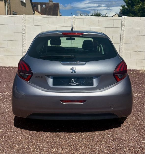 PEUGEOT 208 1.2 PURETECH 82 ch ALLURE / Radar AR / APPLE CARPLAY